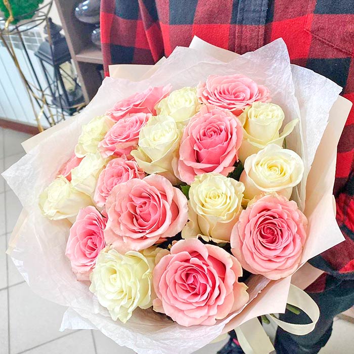 Букет из 19 розовых и белых роз в упаковке